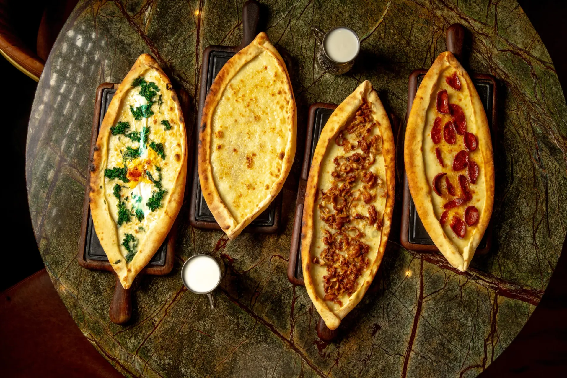 Pide-Auswahl auf einem Tisch bei Akara’s